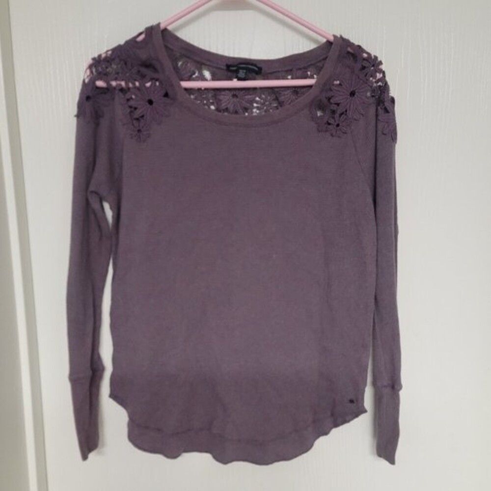 ~ womens american eagle lace flower shoulder long sleeve shirt - size xs